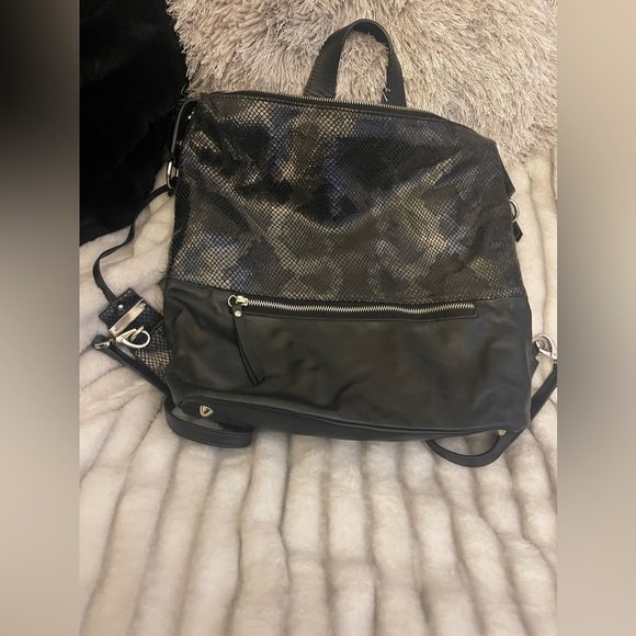A bellucci black italian leather convertible bagkpack/bag/pocketbook purse - Picture 1 of 9